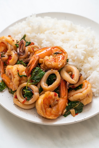 arroz e frutos do mar fritos (camarões e lulas) com manjericão tailandês - comida asiática