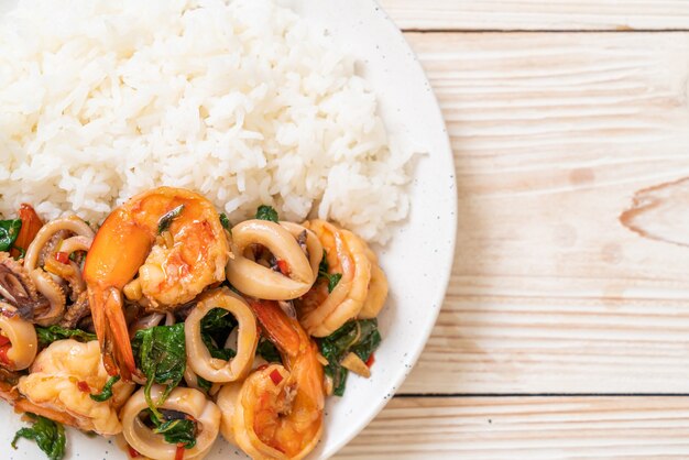 arroz e frutos do mar fritos (camarões e lulas) com manjericão tailandês - comida asiática