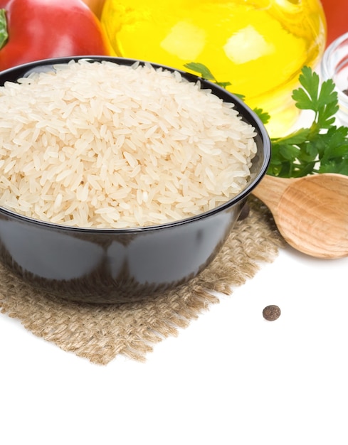 Arroz e ingrediente alimentar isolados na superfície branca