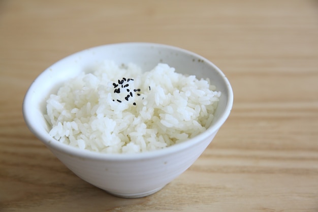 Arroz em fundo de madeira