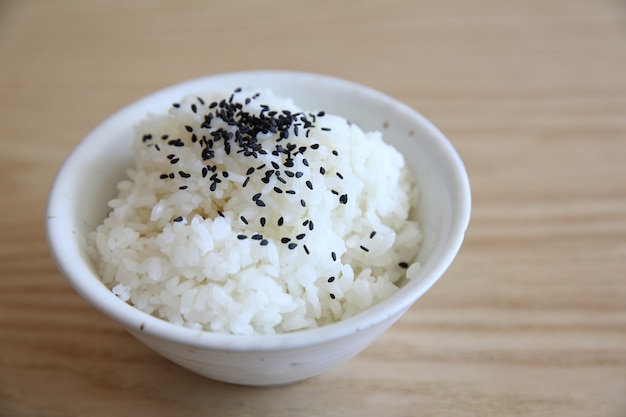 Arroz em fundo de madeira