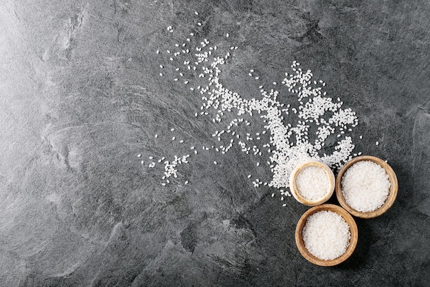 Arroz em taças de madeira e cerâmica