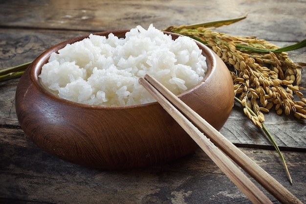 Foto arroz em um copo e o arroz de espiga