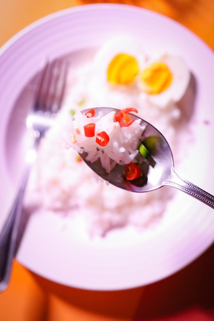 arroz em um prato pimentão molho de peixe ovo cozido