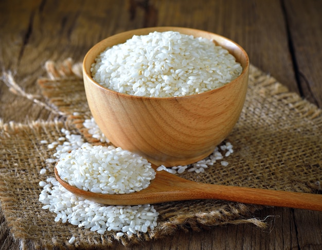 Arroz em uma tigela na superfície de madeira