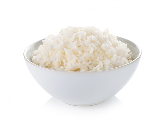 Arroz em uma tigela no fundo branco