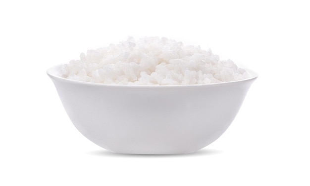 Arroz em uma tigela sobre um fundo branco