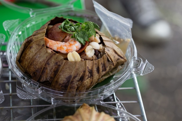 Arroz envolto em folha de lótus comida tailandesa