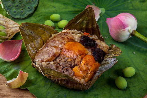 Arroz envuelto en hoja de loto, comida tailandesa.