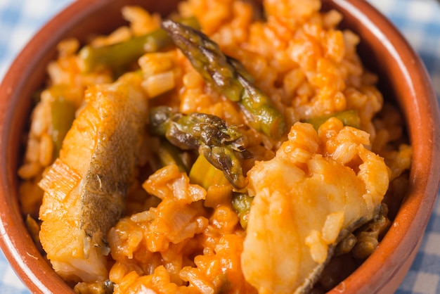 Arroz con espárragos y bacalao