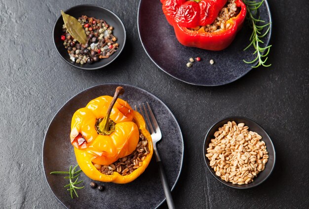 Foto arroz de espelta con pimientos rellenos al horno