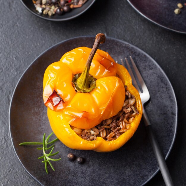 Arroz de espelta con pimientos rellenos al horno