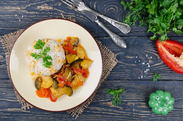 Arroz y estofado con pollo y verduras.