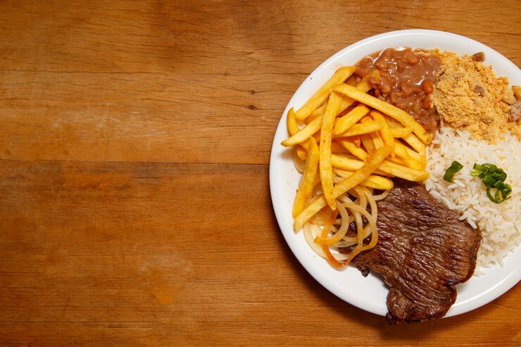 Foto arroz, feijão, batata frita e bife de vaca