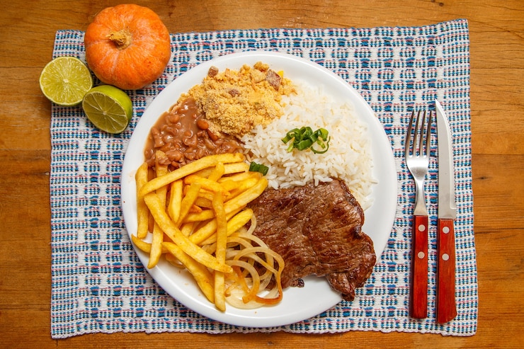 Foto arroz, feijão, batata frita e bife de vaca
