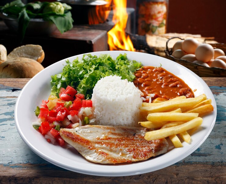 Foto arroz, feijão, carne, batata frita e salada