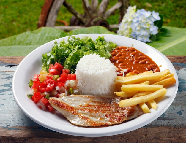 Arroz, feijão, carne, batata frita e salada