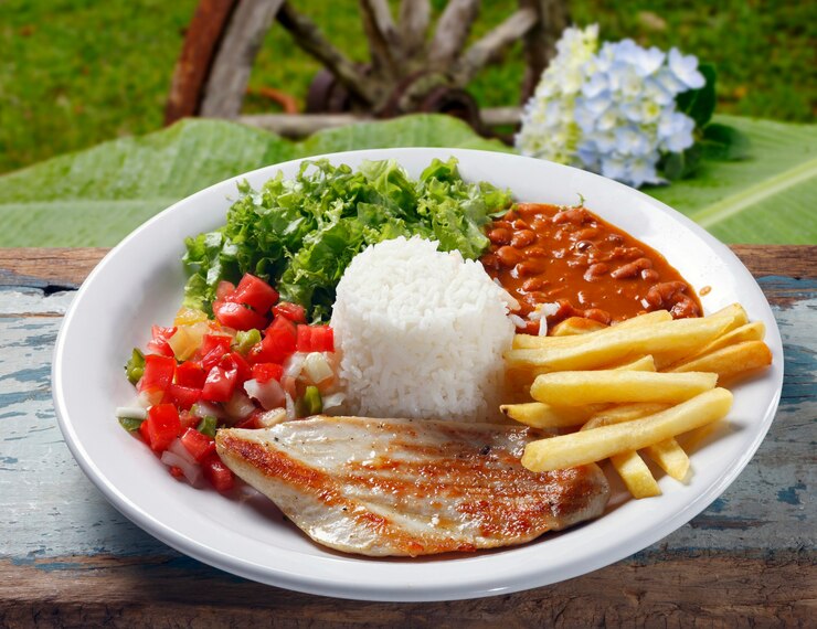 Foto arroz, feijão, carne, batata frita e salada