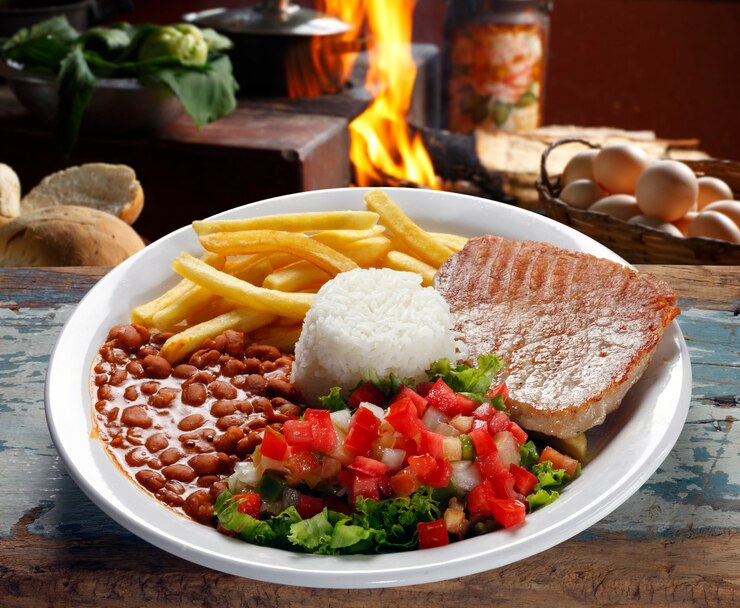 Foto arroz, feijão, carne, batata frita e salada
