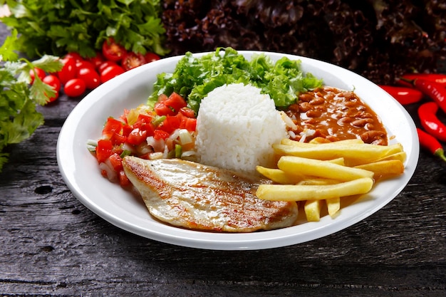 Arroz feijão frango grelhado bife salada