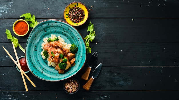 Arroz con filete de pollo y brócoli Cocina tailandesa En el plato Vista superior Espacio libre para su texto Estilo rústico