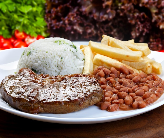 Arroz con frijoles y carne