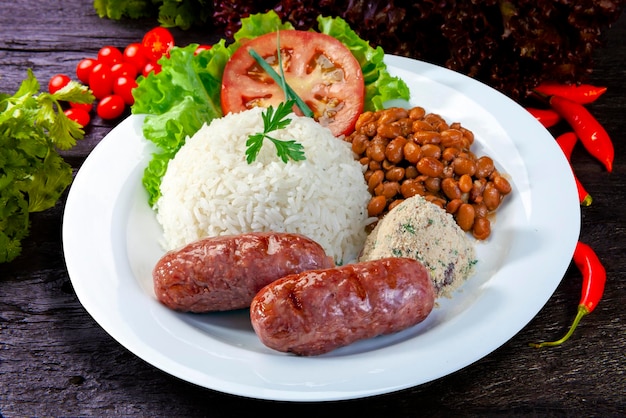 Arroz Frijoles Salchicha Ensalada A La Parrilla