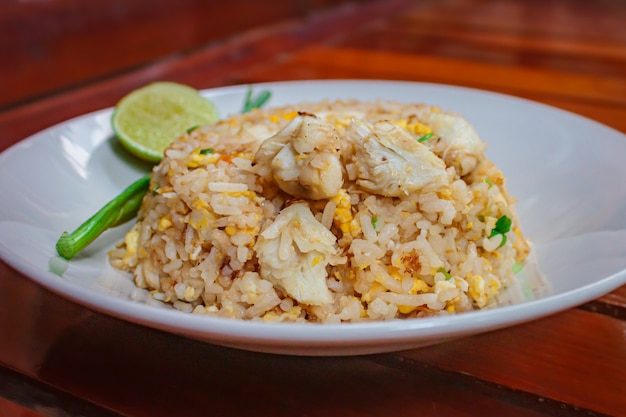 Arroz fritado com caranguejo e vegetais no restaurante.