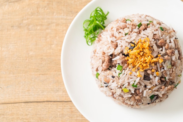 Arroz frito con aceitunas negras chinas saladas con carne de cerdo picada