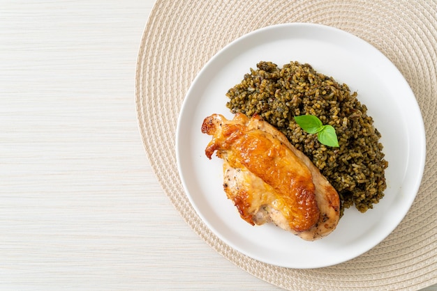 Arroz frito al pesto con pollo a la plancha