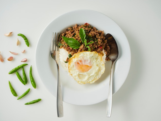 Arroz frito con albahaca de cerdo con huevo frito, comida tailandesa