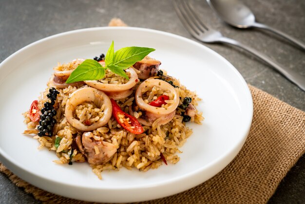 Foto arroz frito con albahaca y hierbas picantes con calamar o pulpo