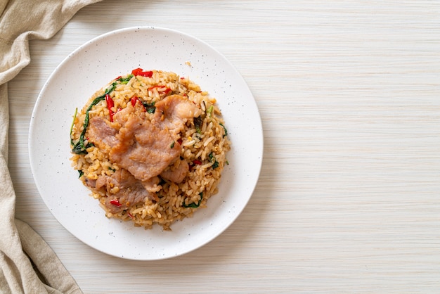 arroz frito con albahaca tailandesa y cerdo