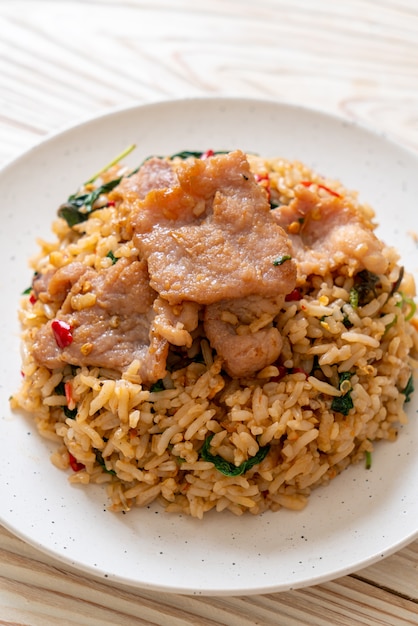 arroz frito con albahaca tailandesa y cerdo