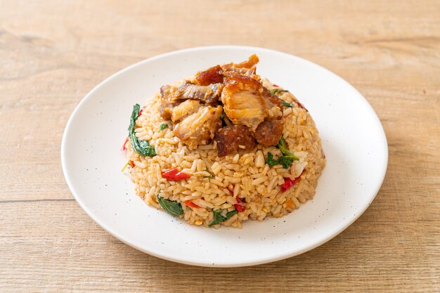 arroz frito con albahaca tailandesa y panceta crujiente - estilo de comida tailandesa