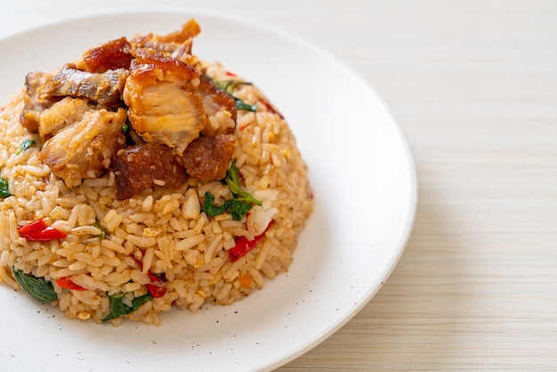 arroz frito con albahaca tailandesa y panceta crujiente - estilo de comida tailandesa