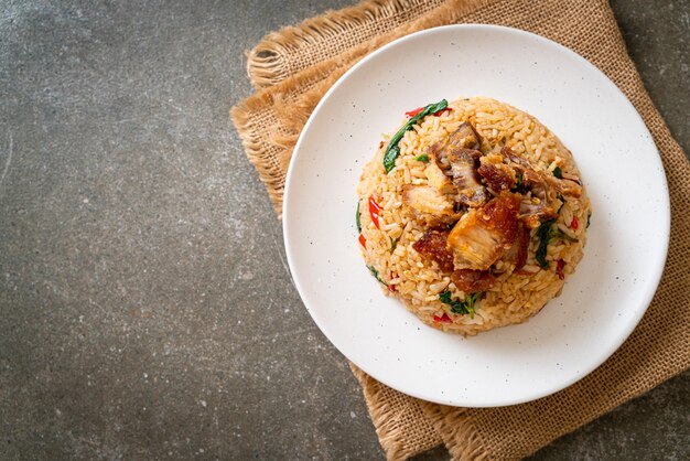 arroz frito con albahaca tailandesa y panceta crujiente - estilo de comida tailandesa