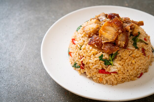 Arroz frito con albahaca tailandesa y panceta crujiente