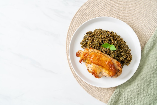 Arroz frito ao pesto com frango grelhado