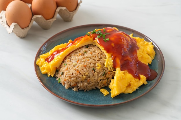 Arroz frito aromatizado em um embrulho de omelete ou omurice em estilo japonês estilo de comida asiática