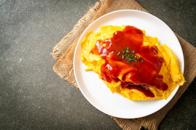 Arroz frito aromatizado em um envoltório de omelete