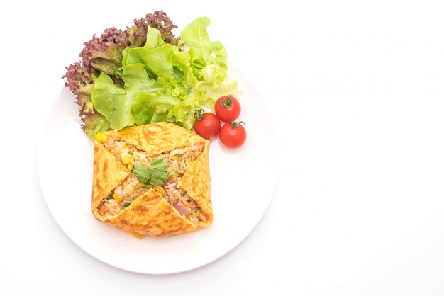 Arroz frito aromatizado em um envoltório de omelete