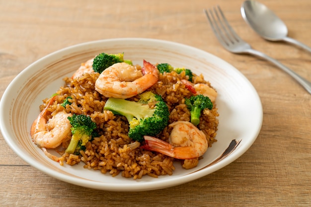 arroz frito con brócoli y gambas - Estilo de comida casera