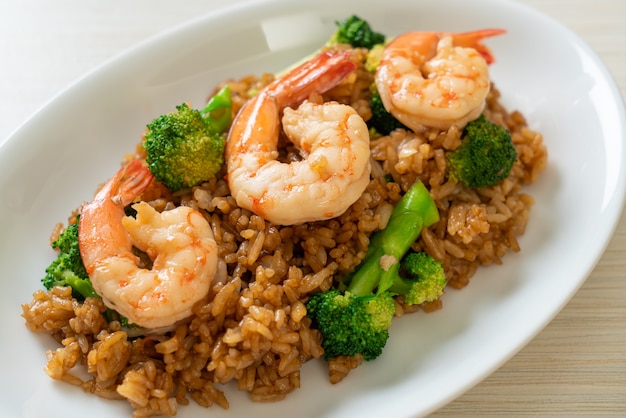 arroz frito con brócoli y gambas - Estilo de comida casera