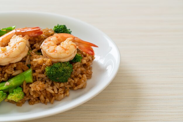 arroz frito con brócoli y gambas - Estilo de comida casera