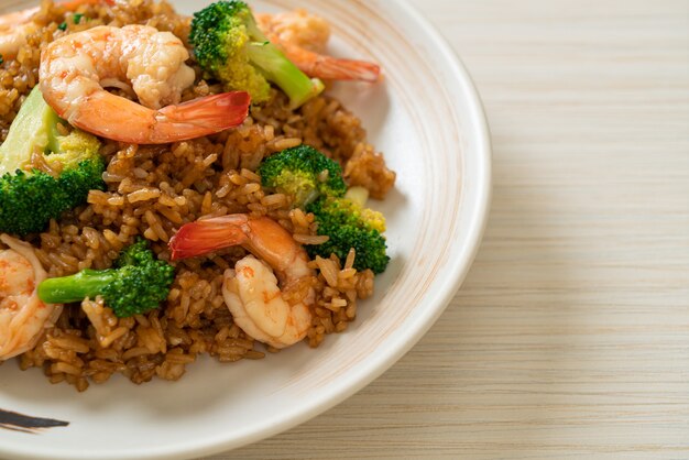 arroz frito con brócoli y gambas - Estilo de comida casera