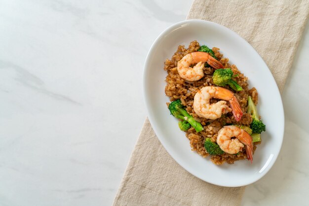 arroz frito con brócoli y gambas - Estilo de comida casera