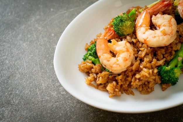 arroz frito con brócoli y gambas - Estilo de comida casera