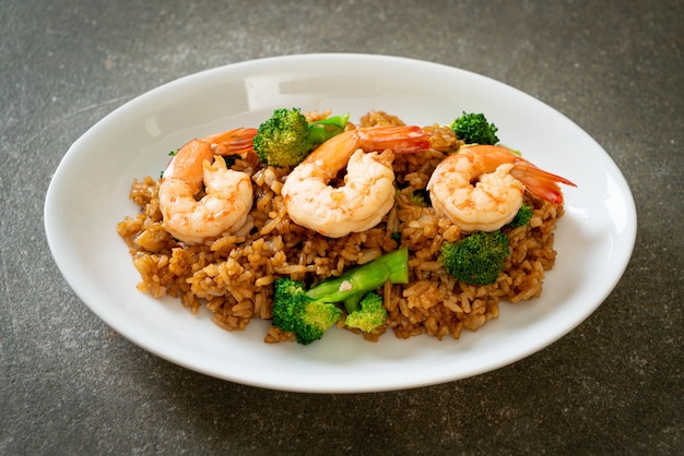 arroz frito con brócoli y gambas - Estilo de comida casera
