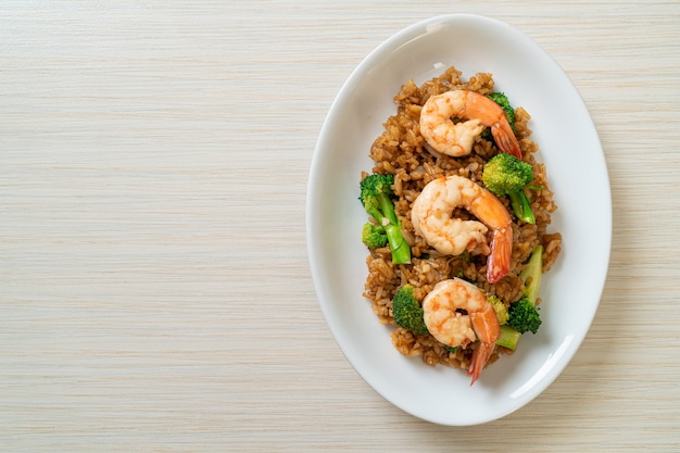 arroz frito con brócoli y gambas - Estilo de comida casera